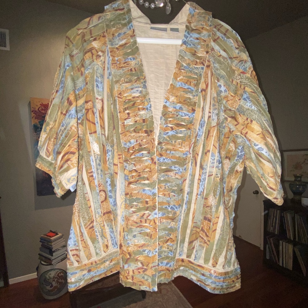 🌻🌻🌻Chico’s Patterned Blouse🌻🌻🌻